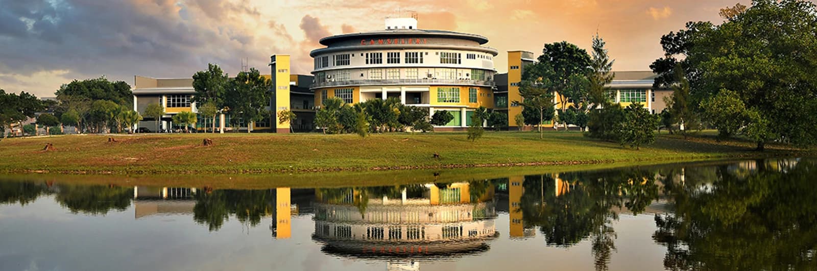 Universiti Selangor university banner